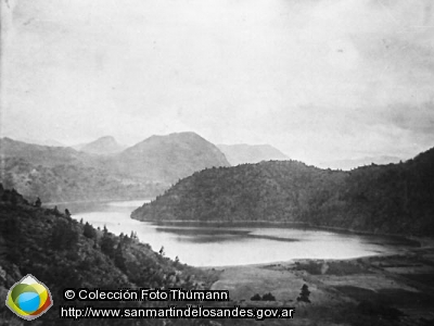 Foto El lago Lácar y el futuro casco urbano (Colección Foto Thumann)