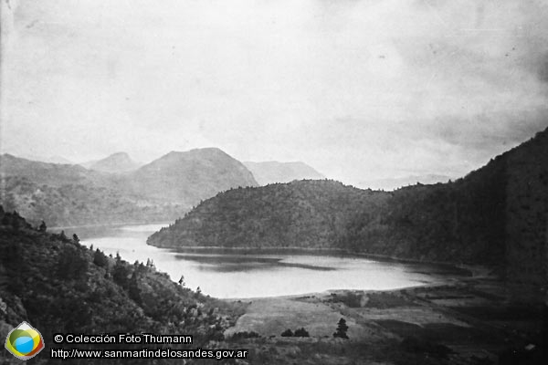 Foto El lago Lácar y el futuro casco urbano (Colección Foto Thumann)